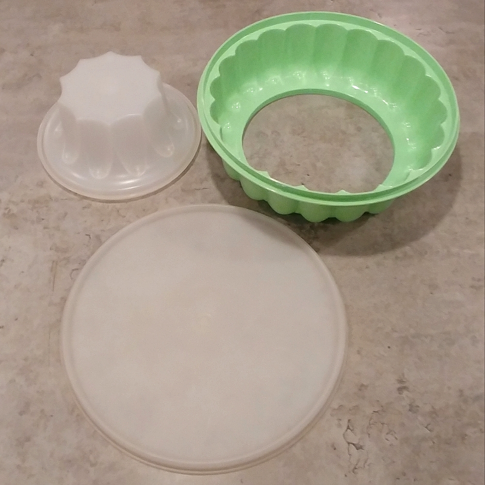 Tupperware Mint Green Jello Mold 1202 Outer 1201 Center  9" & Seal 1203 3pc. EUC